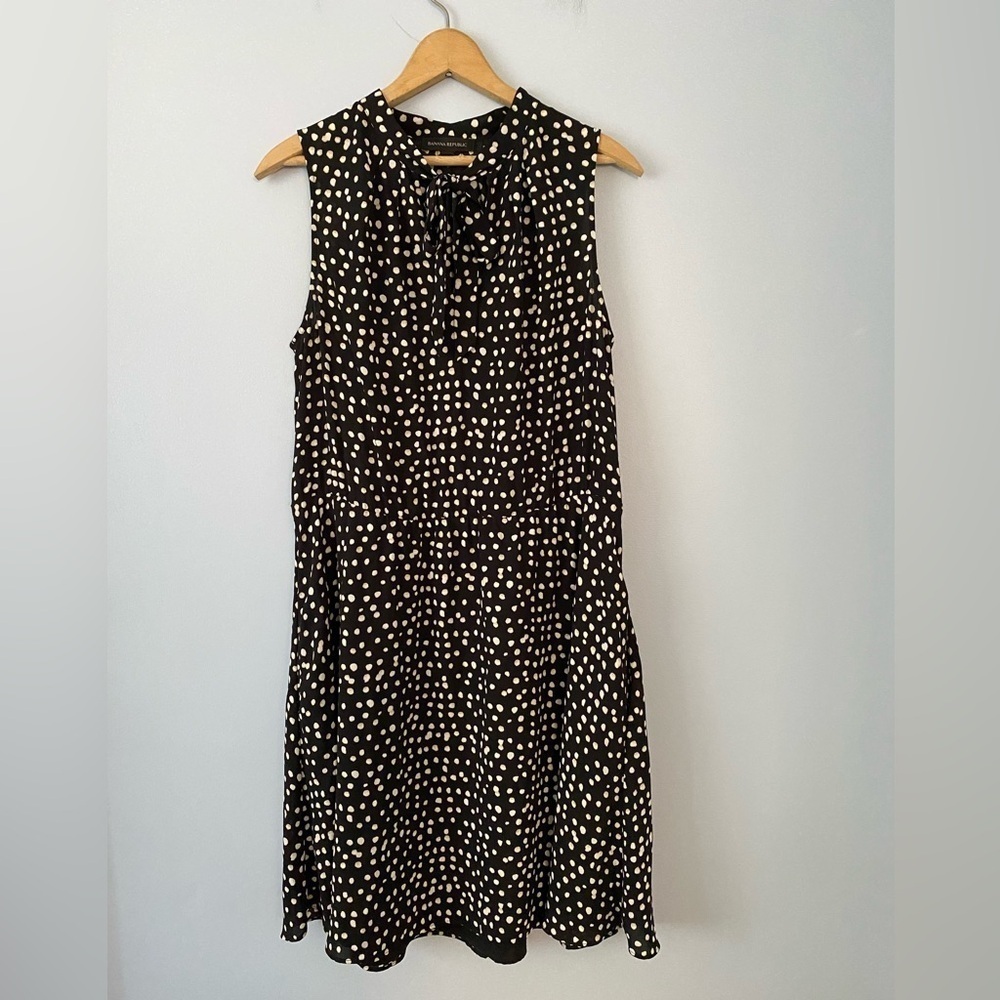Banana Republic Size Medium Dark Ground Dot Dress Cocoon Sleeveless Tie Neck